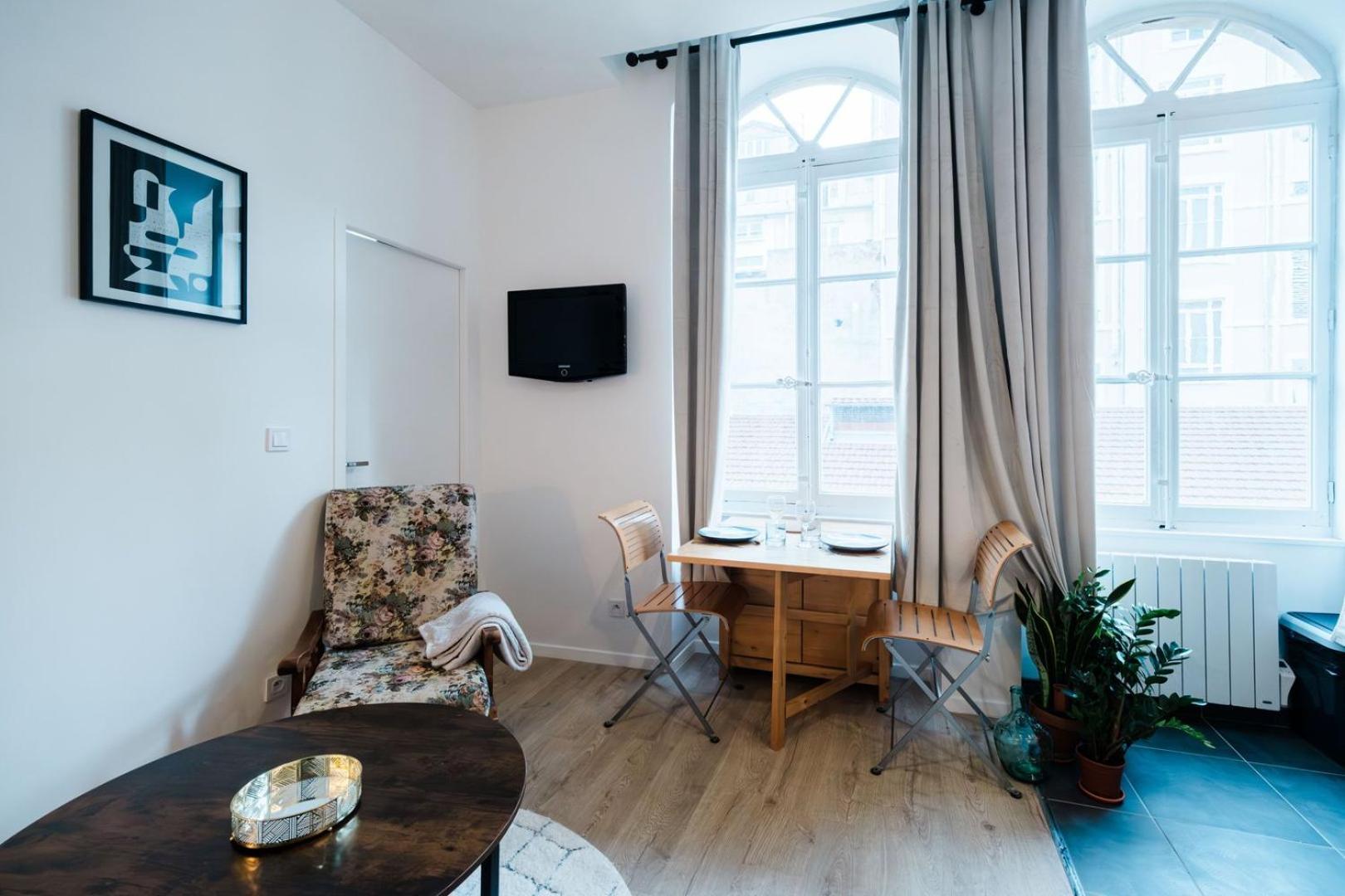 Apartment Bright, Relaxing City-centre Ail *